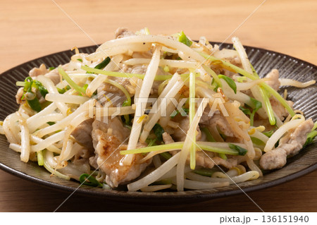 豚肉　もやし　豆苗　塩炒め 136151940