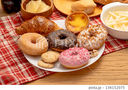 糖質が多いスイーツとパンの食事イメージ 136152075