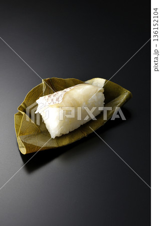 鯛のかきのは寿司を黒背景で撮影 136152104