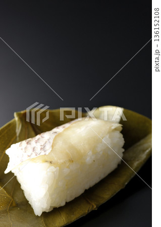 鯛のかきのは寿司を黒背景で撮影 136152108