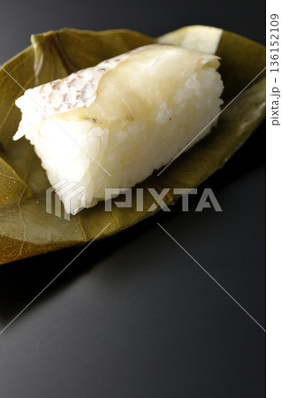 鯛のかきのは寿司を黒背景で撮影 136152109