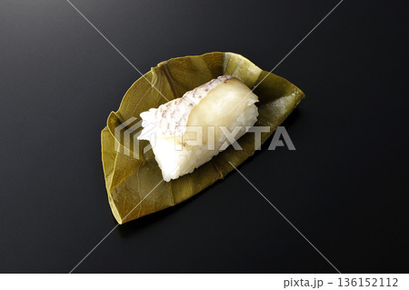 鯛のかきのは寿司を黒背景で撮影 136152112