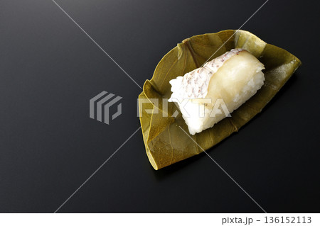 鯛のかきのは寿司を黒背景で撮影 136152113
