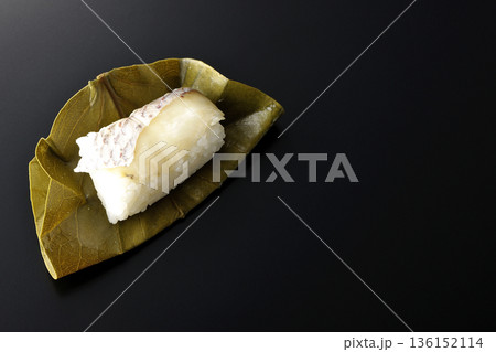 鯛のかきのは寿司を黒背景で撮影 136152114