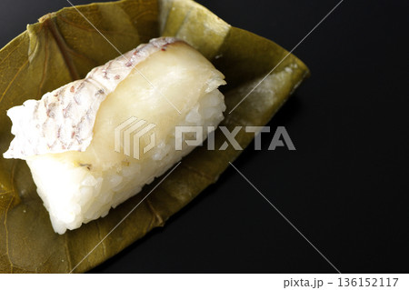 鯛のかきのは寿司を黒背景で撮影 136152117