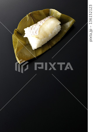 鯛のかきのは寿司を黒背景で撮影 136152123
