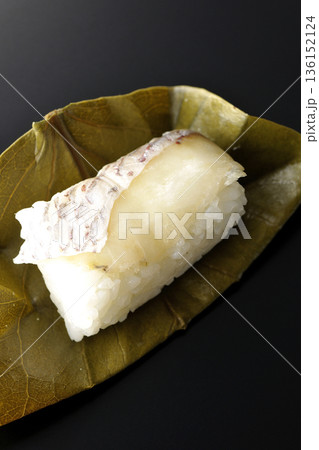 鯛のかきのは寿司を黒背景で撮影 136152124