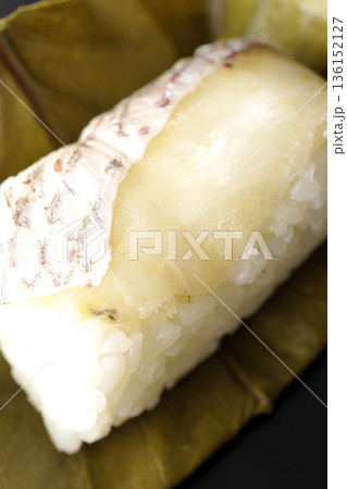 鯛のかきのは寿司を黒背景で撮影 鯛のかきのは寿司を黒背景で撮影 136152127