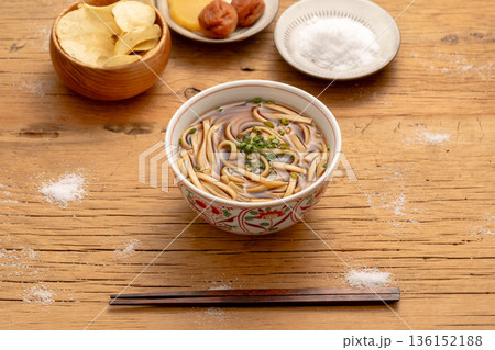塩分が気になるうどんの食事シーン 塩分が気になるうどんの食事シーン 136152188