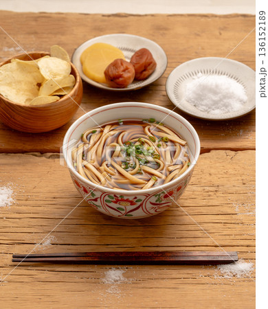 塩分が気になるうどんの食事シーン 塩分が気になるうどんの食事シーン 136152189