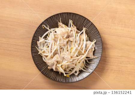 豚肉　もやし炒め 136152241