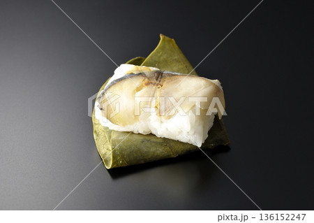 鯖の柿の葉寿司を黒背景で撮影 136152247