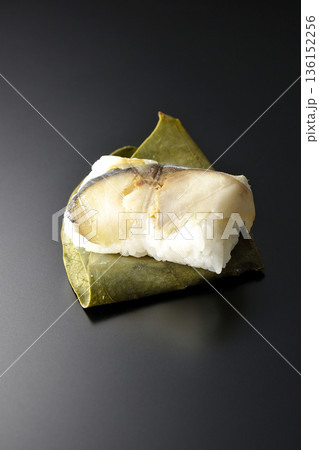 鯖の柿の葉寿司を黒背景で撮影 鯖の柿の葉寿司を黒背景で撮影 136152256