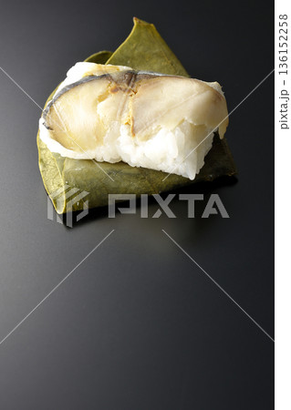 鯖の柿の葉寿司を黒背景で撮影 鯖の柿の葉寿司を黒背景で撮影 136152258