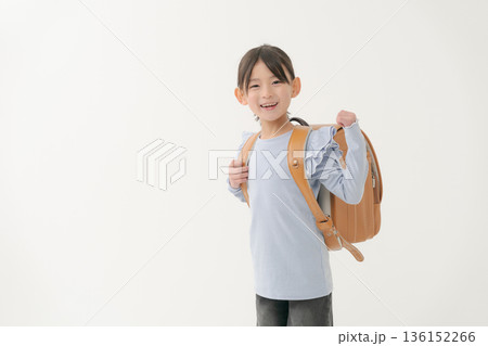 ランドセルを背負った女の子 136152266