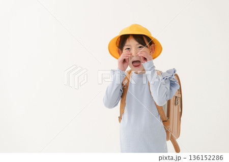 ランドセルを背負った女の子 136152286