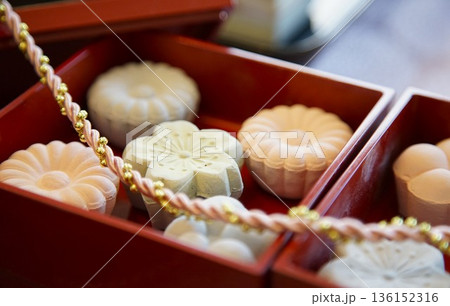 朱塗りの器に収められた伝統的な和菓子 朱塗りの器に収められた伝統的な和菓子 136152316