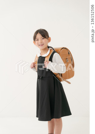 ランドセルを背負った女の子 ランドセルを背負った女の子 136152506