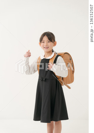 ランドセルを背負った女の子 136152507