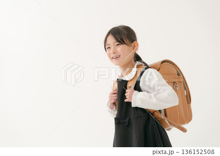 ランドセルを背負った女の子 ランドセルを背負った女の子 136152508