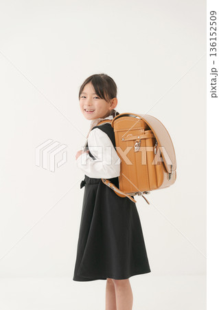 ランドセルを背負った女の子 ランドセルを背負った女の子 136152509