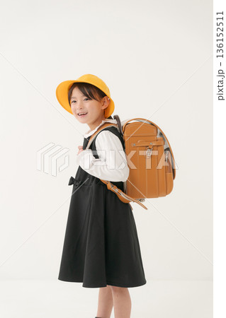 ランドセルを背負った女の子 ランドセルを背負った女の子 136152511