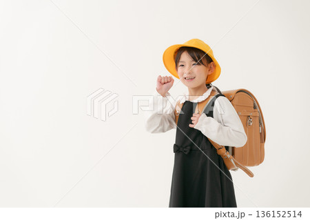 ランドセルを背負った女の子 136152514