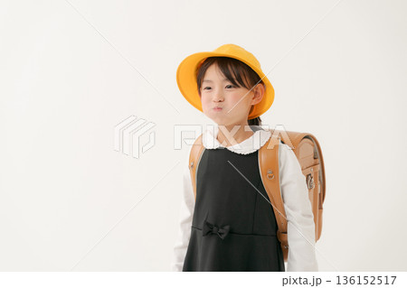 ランドセルを背負った女の子 ランドセルを背負った女の子 136152517