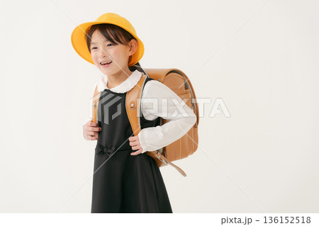 ランドセルを背負った女の子 ランドセルを背負った女の子 136152518