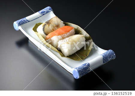 鮭と鯛と鯖の柿の葉寿司を黒背景で撮影 鮭と鯛と鯖の柿の葉寿司を黒背景で撮影 136152519