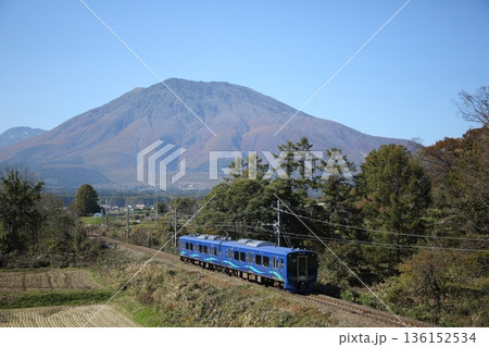 しなの鉄道sr1系と黒姫山 136152534