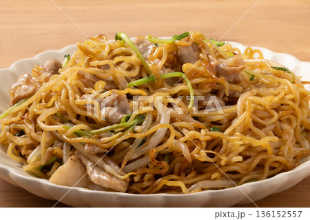 ソース焼きそば（豚肉　豆苗　もやし） 136152557