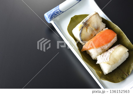 鮭と鯛と鯖の柿の葉寿司を黒背景で撮影 鮭と鯛と鯖の柿の葉寿司を黒背景で撮影 136152563