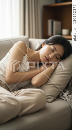 ソファで眠る美しい日本人女性の安らかな寝顔のアップ 136152576