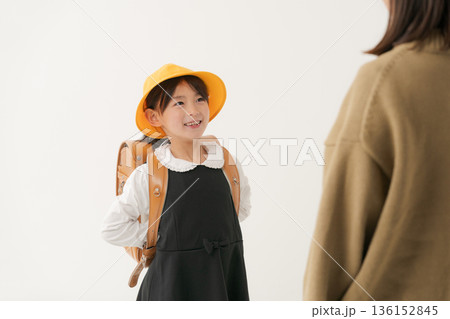 ランドセルを背負った女の子とママ 136152845