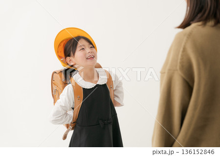ランドセルを背負った女の子とママ 136152846