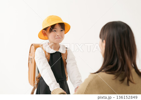 ランドセルを背負った女の子とママ ランドセルを背負った女の子とママ 136152849