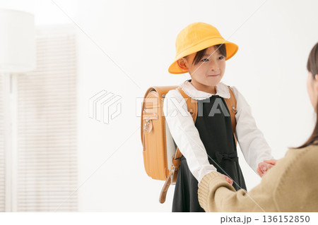 ランドセルを背負った女の子とママ ランドセルを背負った女の子とママ 136152850