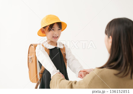 ランドセルを背負った女の子とママ ランドセルを背負った女の子とママ 136152851