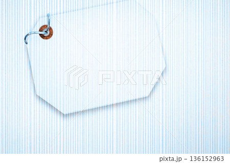 白いメッセージタグ　大　ストライプ柄の背景　水色 136152963