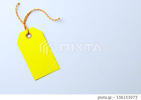 1枚の黄色のメッセージタグ 136153073