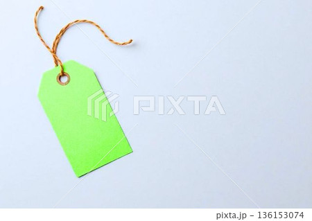 1枚の黄緑色のメッセージタグ 136153074