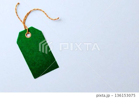 1枚の深緑色のメッセージタグ 1枚の深緑色のメッセージタグ 136153075
