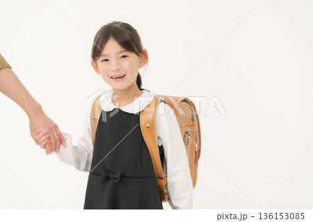 ママと手を繋ぐランドセルの女の子 136153085