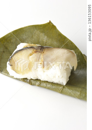 鯖の柿の葉寿司を白背景で撮影 136153095