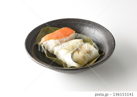 鮭と鯛と鯖の柿の葉寿司を白背景で撮影 136153141