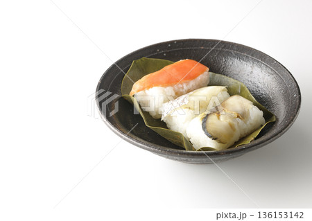 鮭と鯛と鯖の柿の葉寿司を白背景で撮影 鮭と鯛と鯖の柿の葉寿司を白背景で撮影 136153142