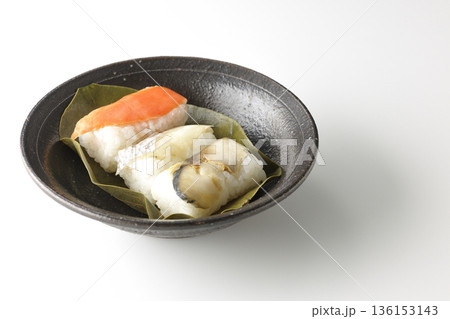 鮭と鯛と鯖の柿の葉寿司を白背景で撮影 鮭と鯛と鯖の柿の葉寿司を白背景で撮影 136153143