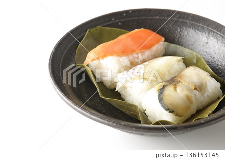 鮭と鯛と鯖の柿の葉寿司を白背景で撮影 鮭と鯛と鯖の柿の葉寿司を白背景で撮影 136153145