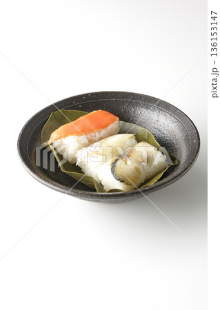 鮭と鯛と鯖の柿の葉寿司を白背景で撮影 鮭と鯛と鯖の柿の葉寿司を白背景で撮影 136153147